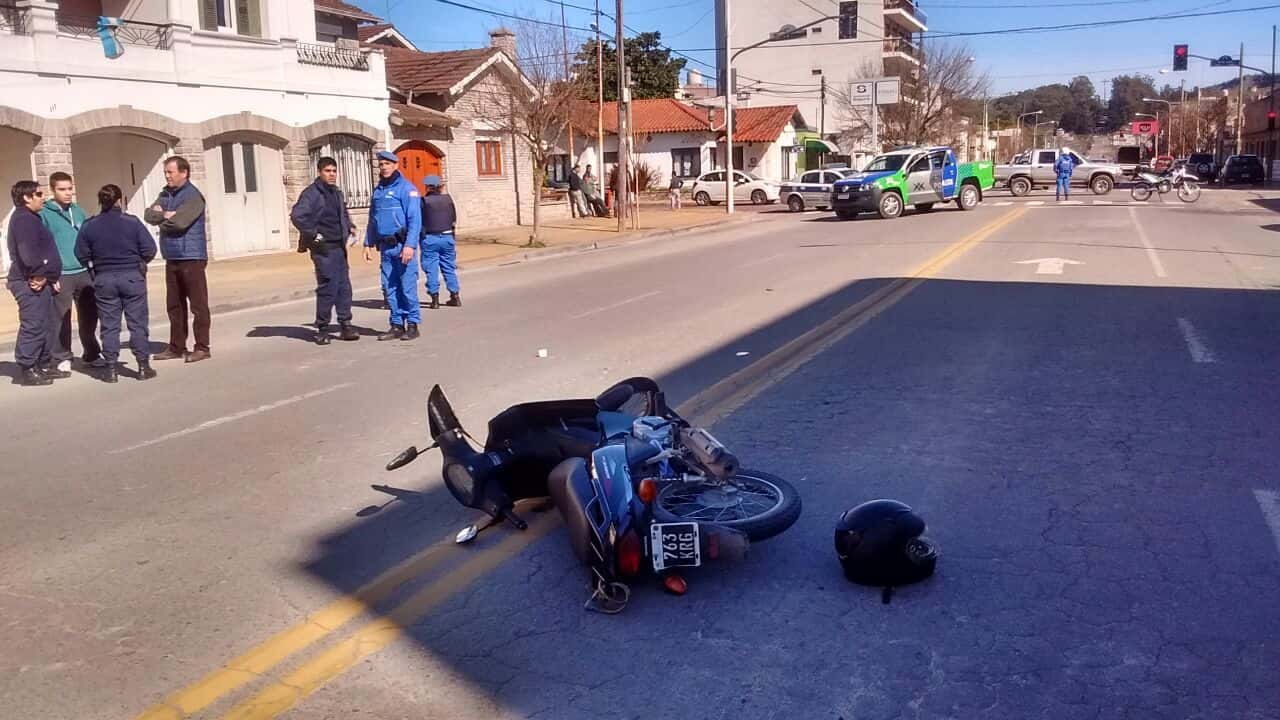 Una mujer sufrió una fractura expuesta tras ser arrollada por una moto