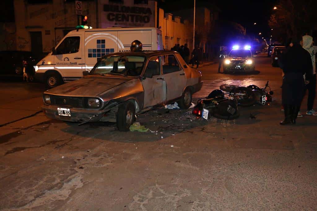 Tres motociclistas heridos tras  un violento choque con un auto en Marconi y Moreno