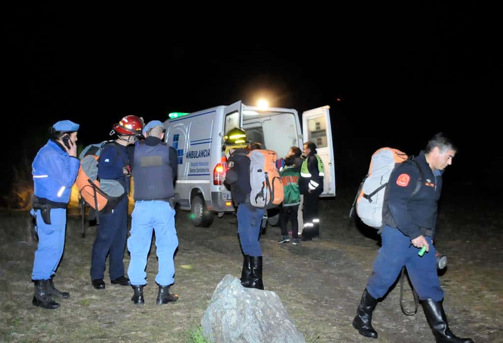 Rescataron a tres menores que quedaron atrapados en la cantera abandonada detrás del Monte Calvario