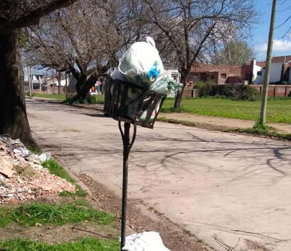 Los vecinos de Roser al mil plantearon problemas por la  falta de recolección de residuos