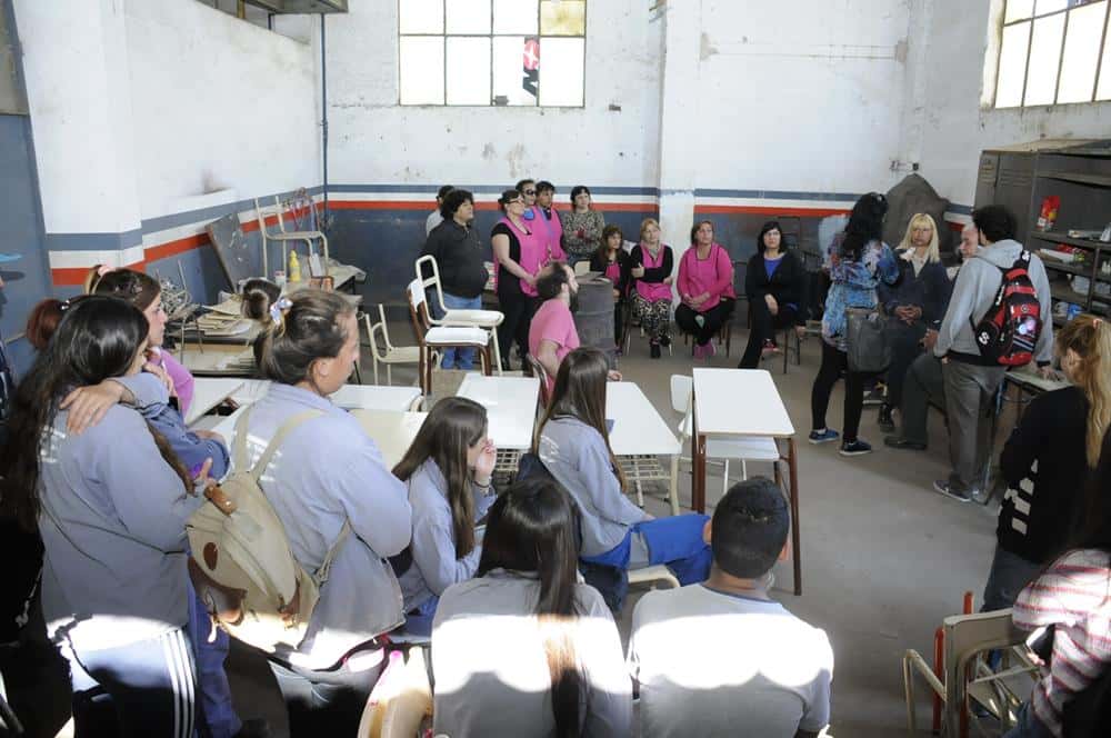 Trabajadores que reparan mobiliario escolar reclaman  que el Municipio pague los cuatro meses que debe