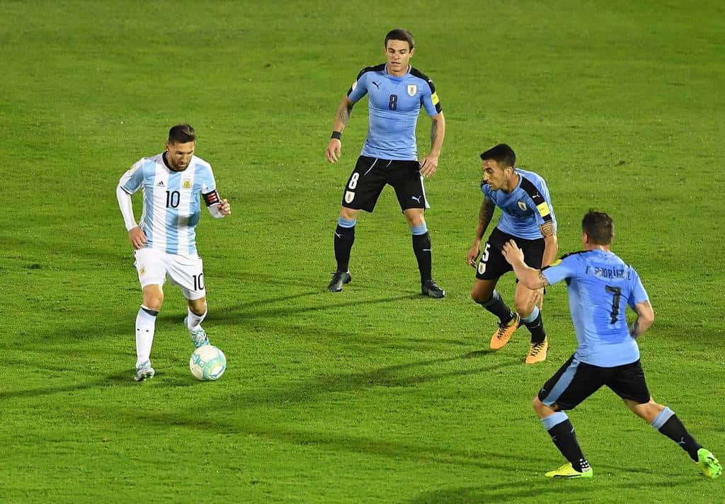 Argentina buscó más que Uruguay, pero los dos parecieron conformarse con el empate