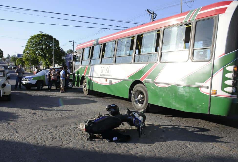 Un motociclista sufrió  heridas al chocar con un  micro en Lunghi y Jujuy