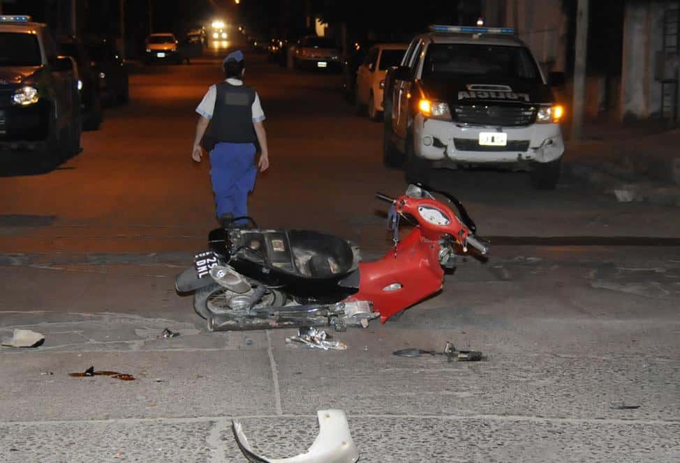 Choque entre motocicleta y auto dejó a dos jóvenes heridos e internados en observación