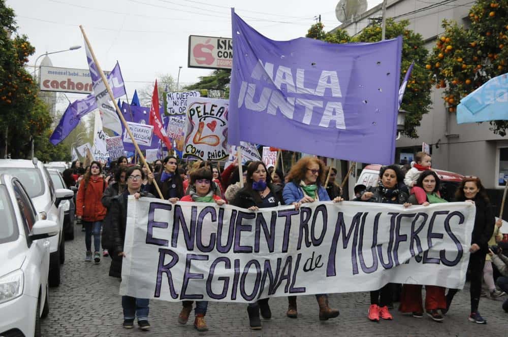 Unas 300 mujeres marcharon por sus derechos y exigir la legalización del aborto