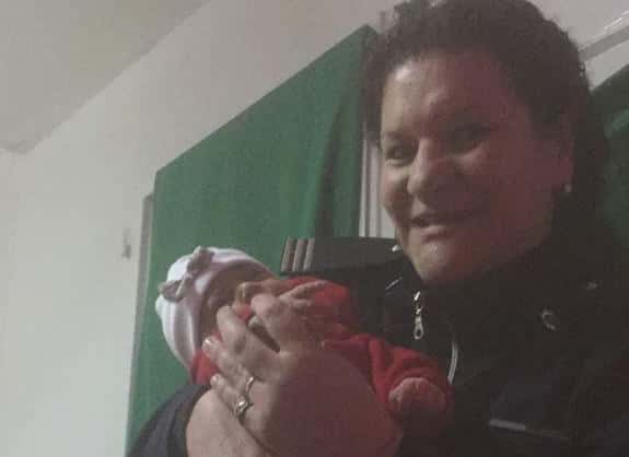 Mujer policía colaboró  en un domicilio para el  nacimiento de una beba