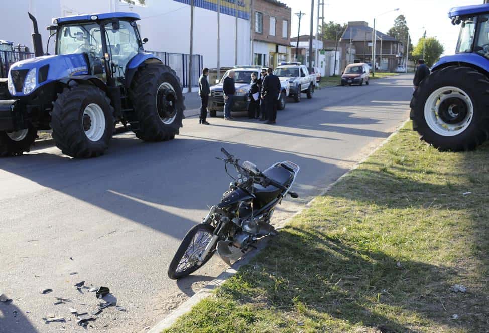 Dos jóvenes con graves heridas tras  chocar con la moto contra un tractor