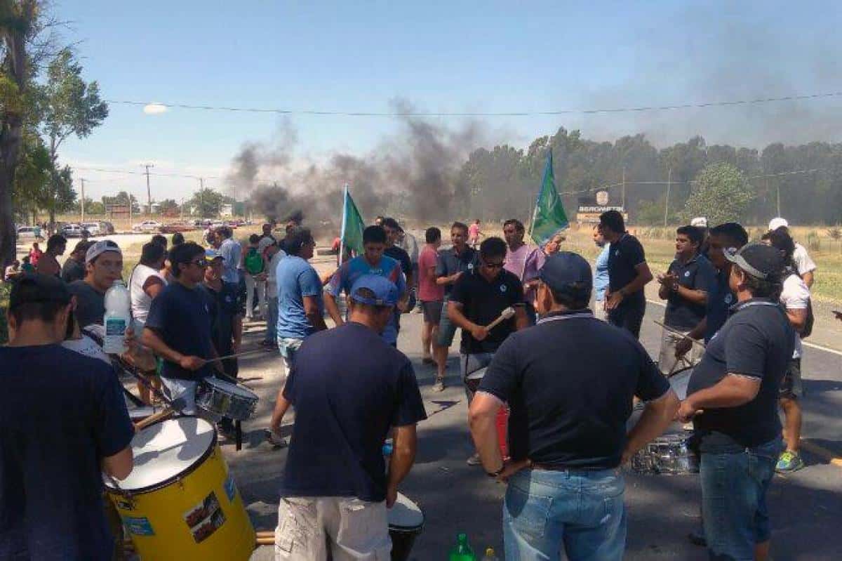 Protesta en Azul contra el cierre de la fábrica militar