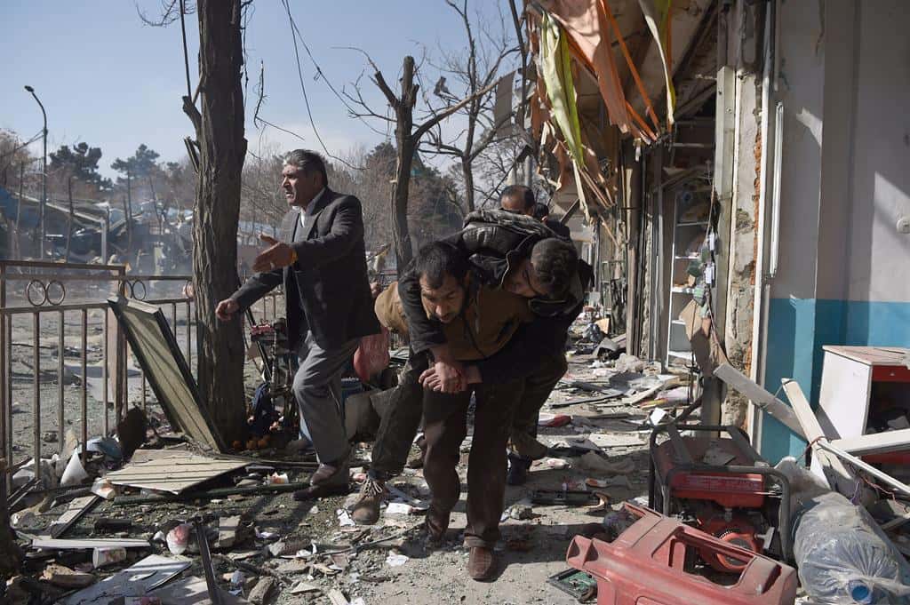 Casi un centenar de personas murió en un atentado con  ambulancia bomba en Kabul
