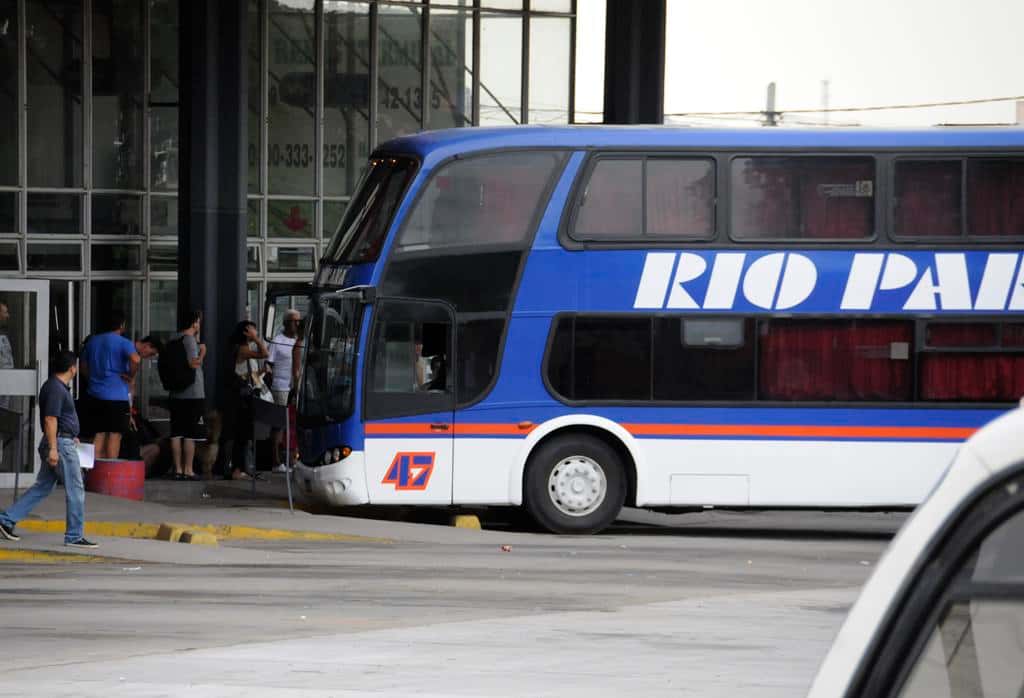 Usuarios de Río Paraná quedaron  varados en la ruta al salirse la  rueda del micro en el que viajaban