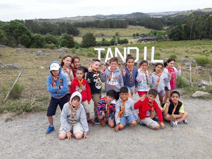 Un grupo de scouts de Lugano disfruta de Tandil y ayudan al Banco de Alimentos