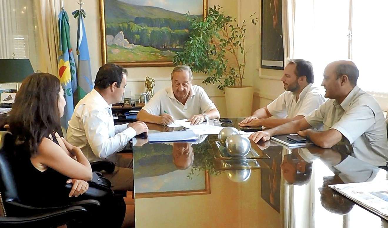Se firmó el contrato para realizar una millonaria obra de agua en los barrios Parque La Movediza y El Tropezón