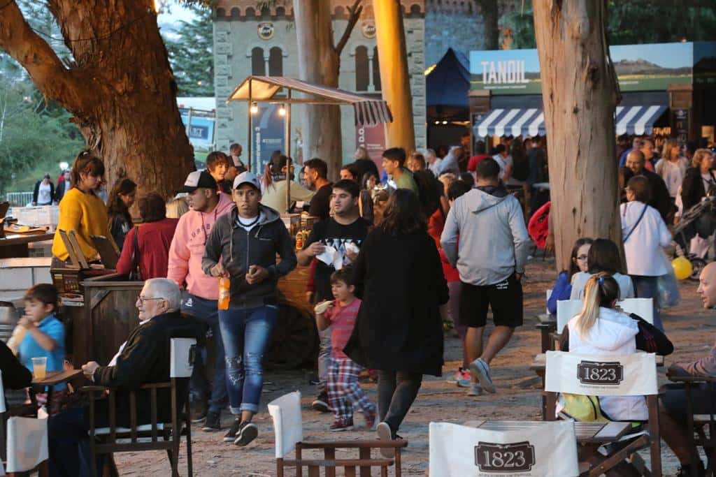 La gente acompaña en gran número cada  noche del Festival Folclórico de la Sierra