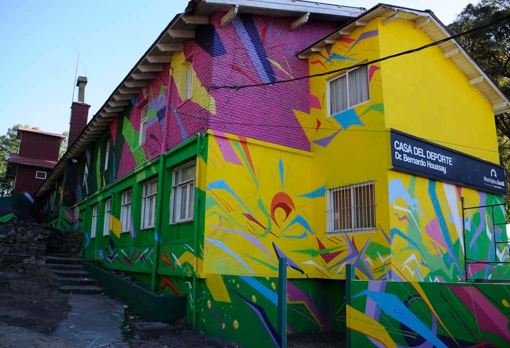 La Casa del Deporte luce una obra de arte urbano  en sus paredes que renueva el paisaje en ese sector