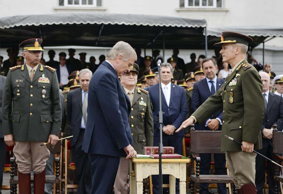 El ministro Oscar Aguad le tomó juramento  al nuevo jefe del Ejército, Claudio Pasqualini