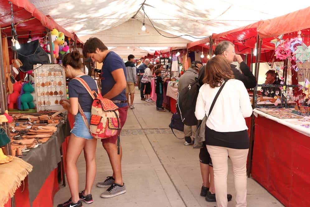 Mucha gente y pocas ventas en la Feria de Artesanos  de la Plaza Independencia