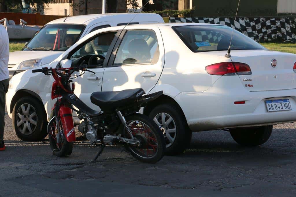Chocaron un auto y una moto  en Espora y Primera Junta