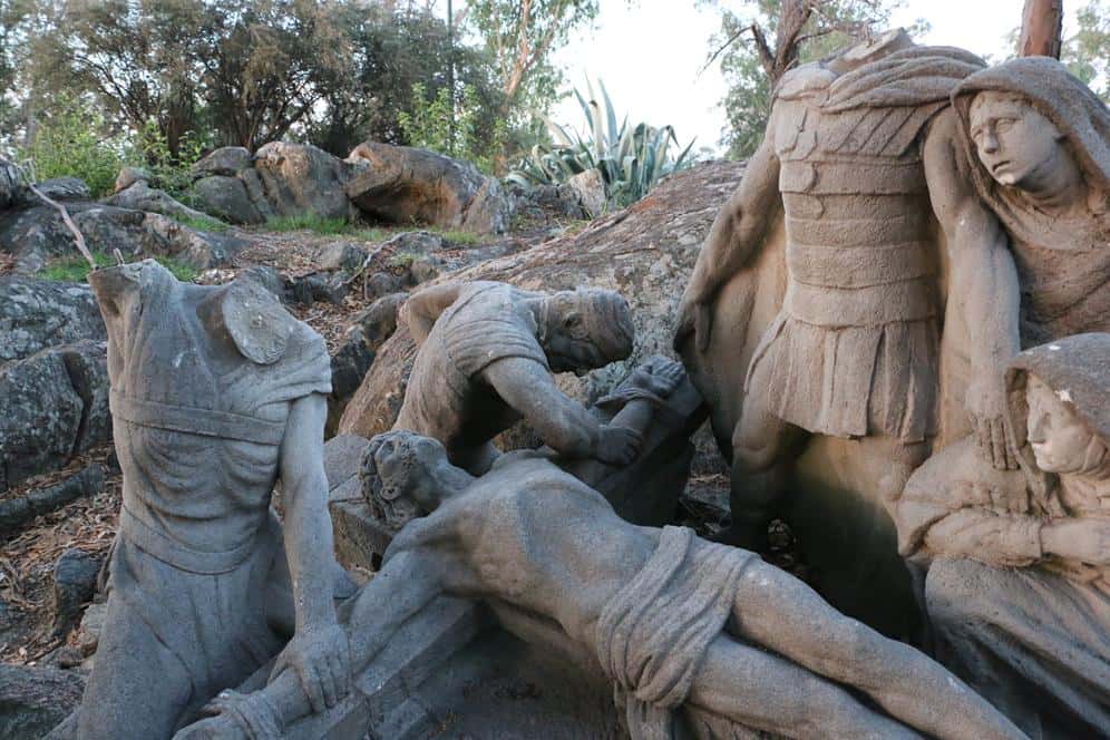 Vándalos provocaron  considerables daños en  las esculturas del Calvario