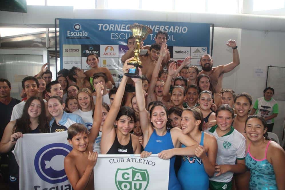 Más de 200 nadadores en el aniversario del Escualo