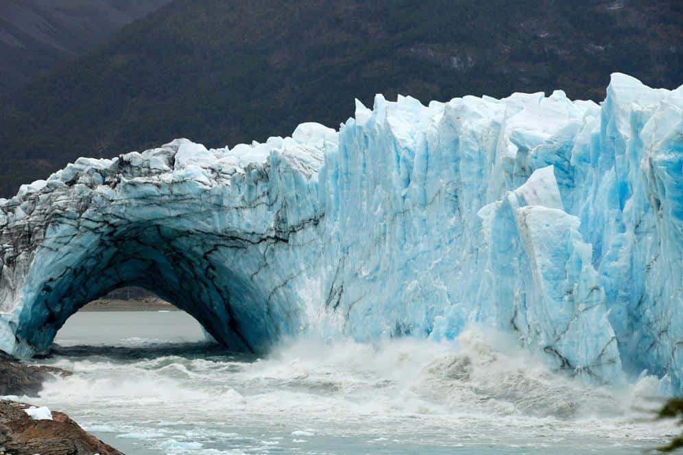 Sin testigos y en plena noche, cayó el “puente de hielo” del  glaciar Perito Moreno