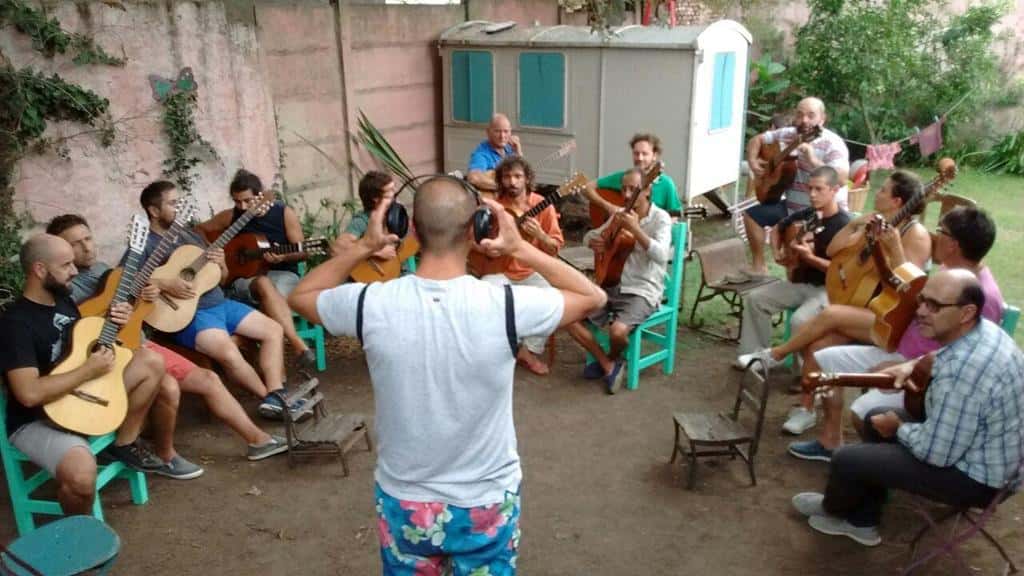 Artistas tandilenses celebran la música del  folclore nacional en un abrazo de guitarras
