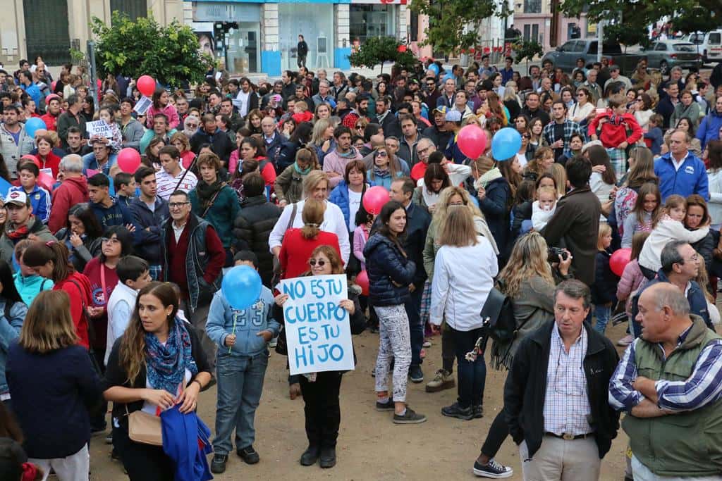 Cientos de personas marcharon contra la legalización del aborto y a favor de la vida desde la concepción