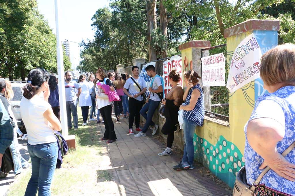 Estudiantes, docentes y gremialistas  se manifestaron contra el cierre  de los bachilleratos de adultos