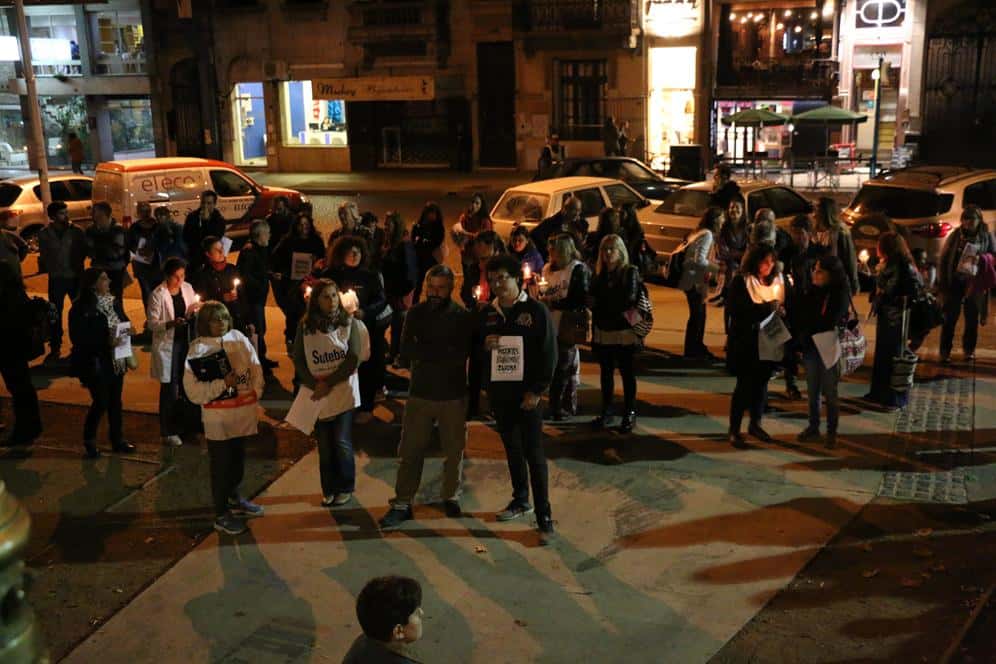 Docentes se manifestaron con  antorchas en la Plaza Independencia  en rechazo a la oferta salarial