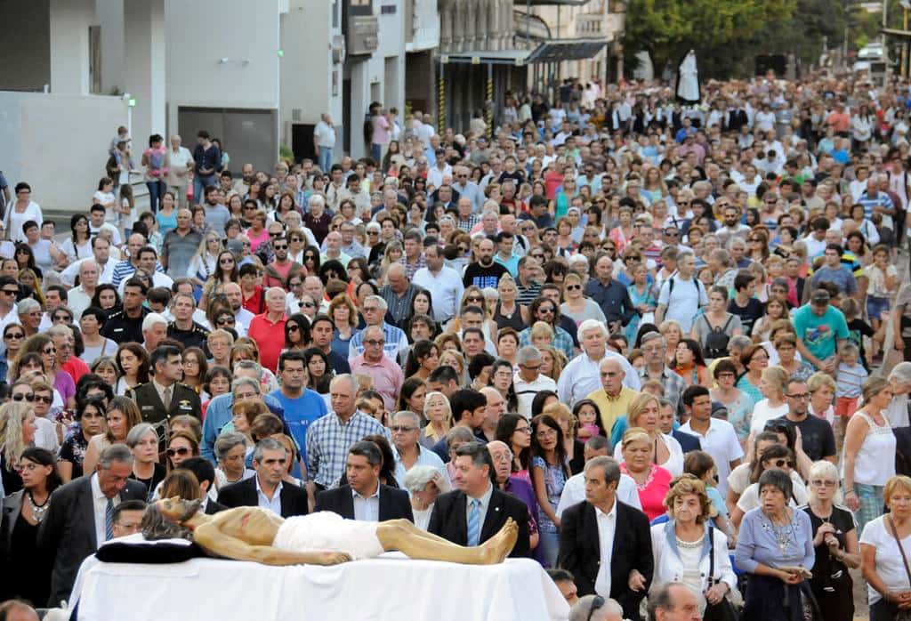 Miles de fieles acompañaron la tradicional Procesión del Santo Entierro conmemorando la pasión y muerte de Cristo en la cruz