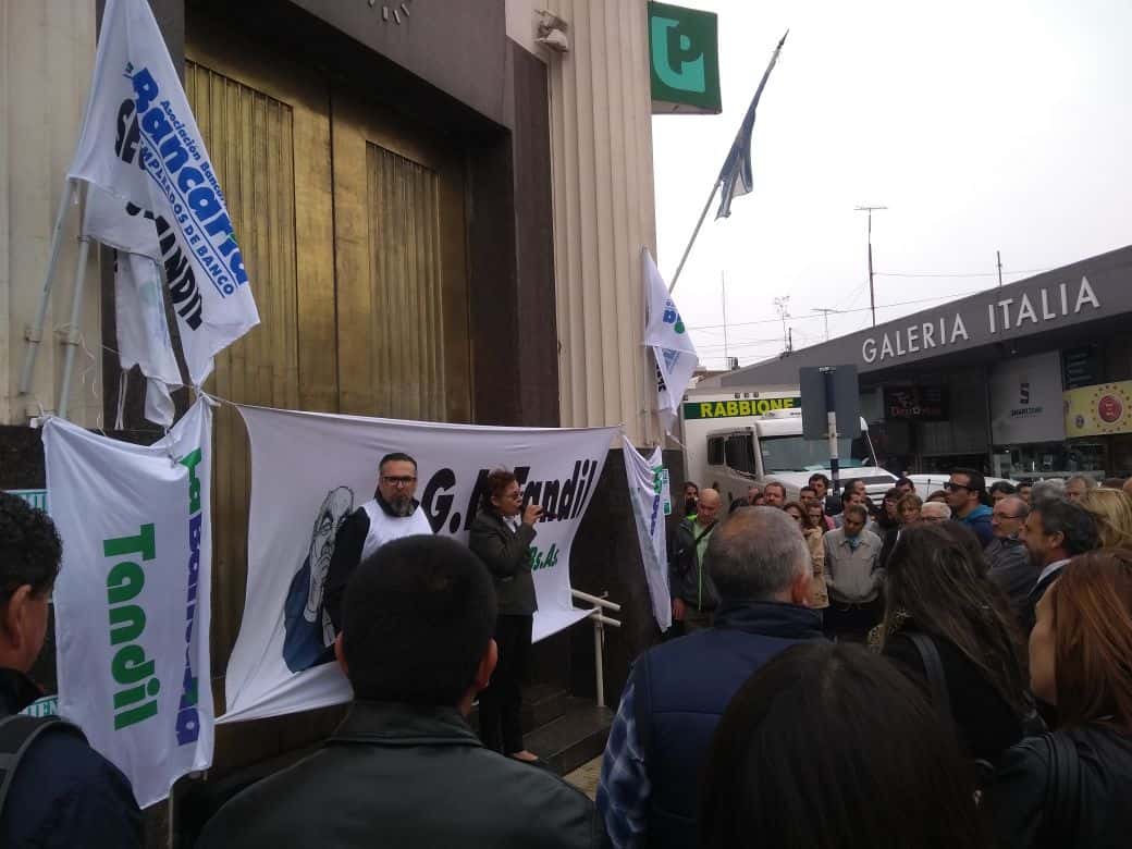 Los bancarios se manifestaron en Tandil y anunciaron nuevos paros si la situación no se resuelve