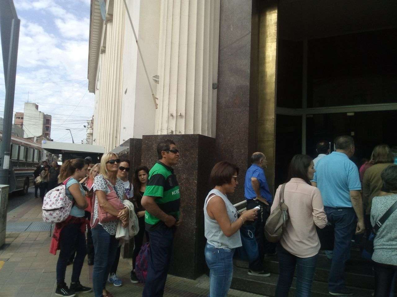 En Mar del Plata reglamentaron ordenanza para evitar largas esperas en bancos