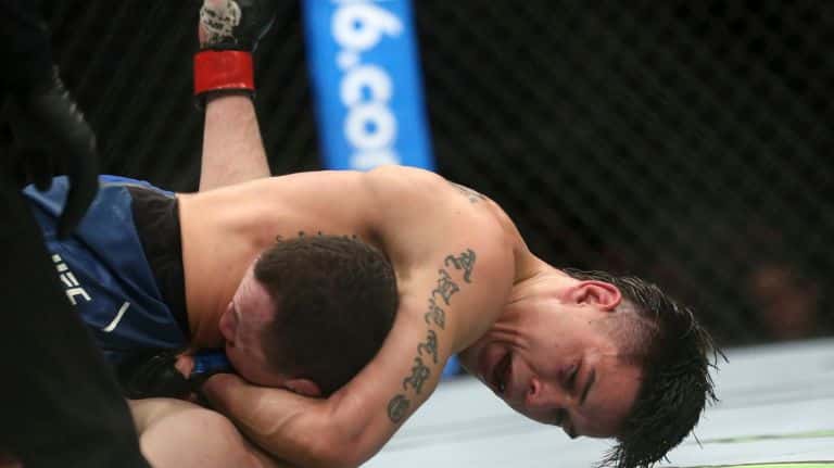 Polémico final en UFC: aguantó el estrangulamiento durante un minuto pero el árbitro lo dio como perdedor