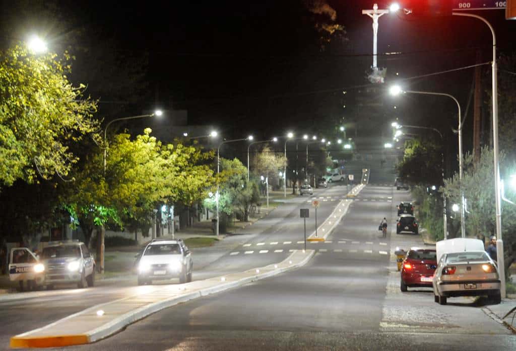 Tras la repavimentación, se  renovó la iluminación  de la  avenida Monseñor de Andrea