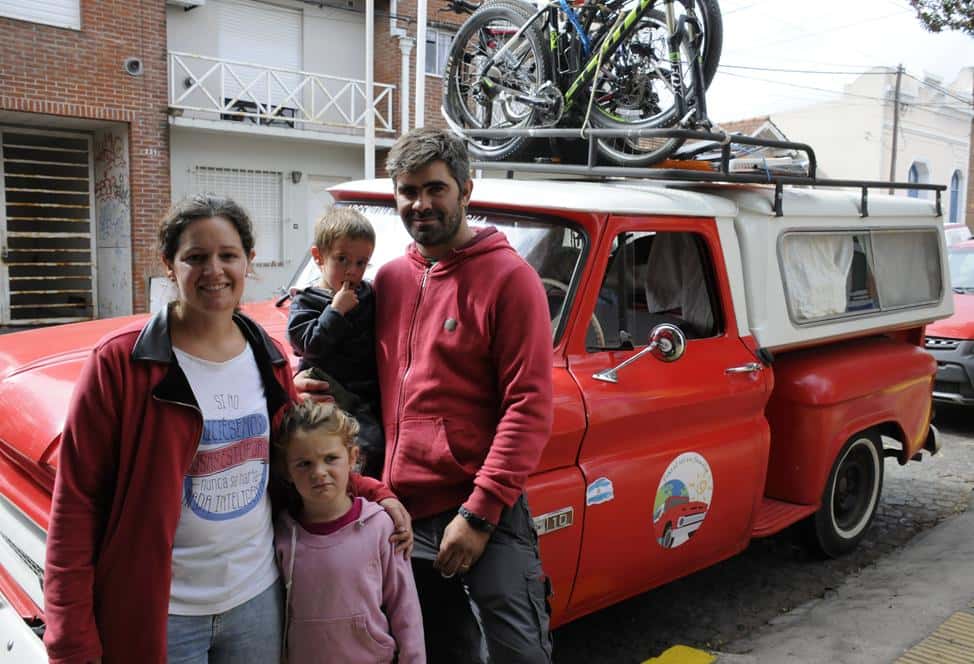 Familia tandilense emprendió una travesía  hacia Alaska, a bordo de una Chevrolet 65