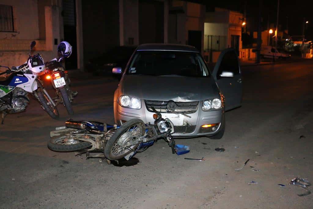 Un motociclista sufrió heridas en un  choque en Aeronáutica y Darragueira