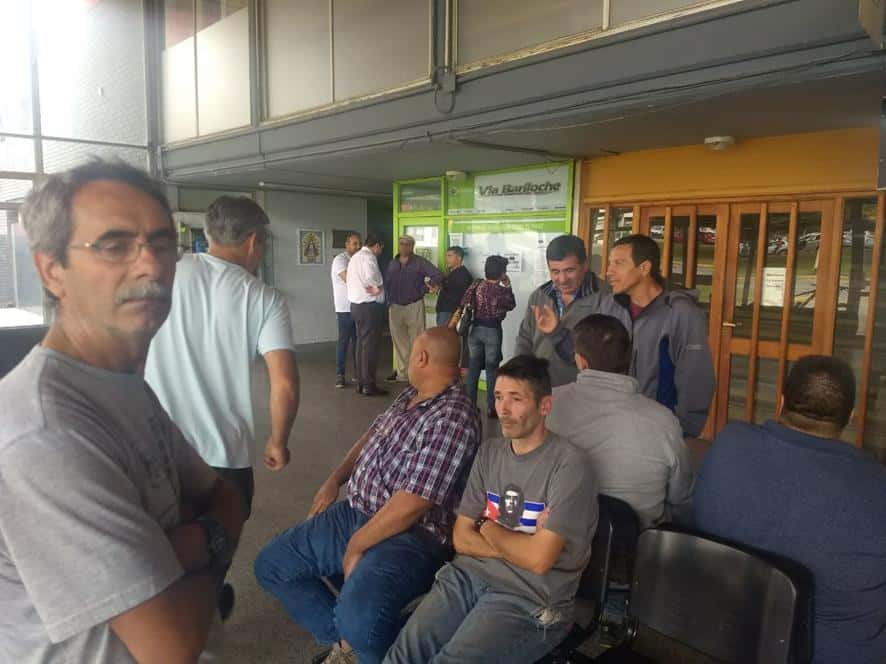 Extrabajadores de Río Paraná  bloquearon la boletería de  Vía Tac para exigir respuestas