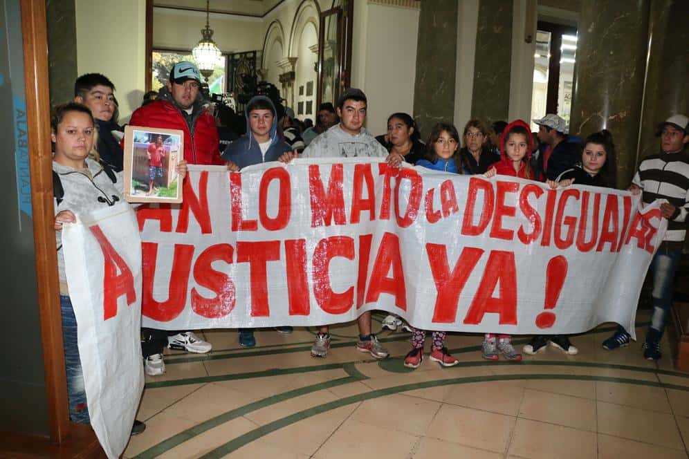 Familiares y amigos de Fabián Leonardi marcharon al Municipio en reclamo de justicia