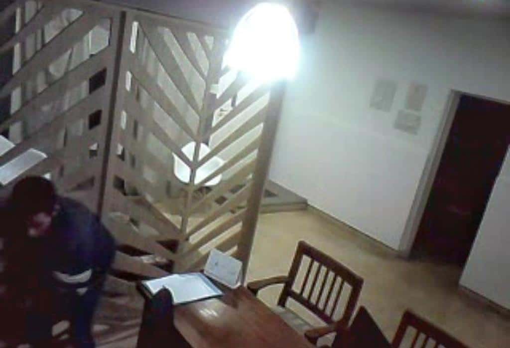 Un delincuente entró a robar en una inmobiliaria y fue captado por las cámaras