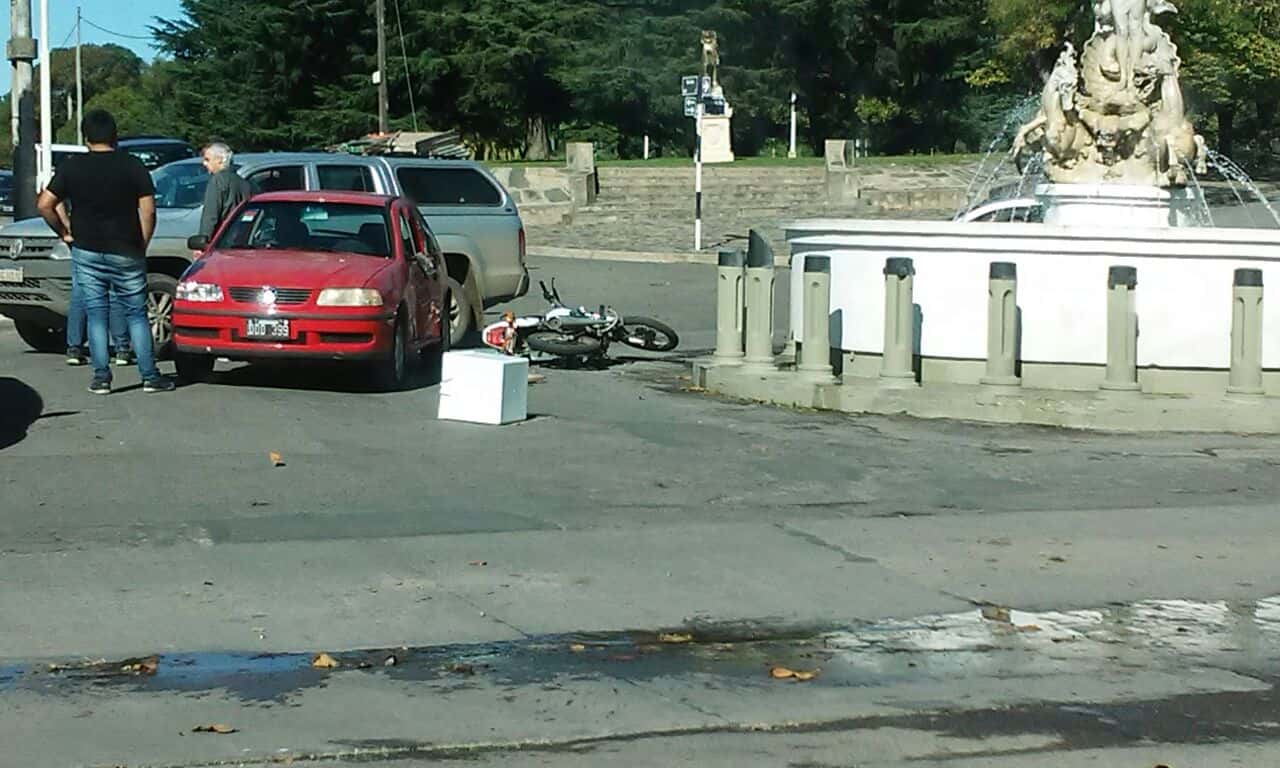 Un motociclista terminó hospitalizado al chocar contra un auto en Avellaneda y Rondeau