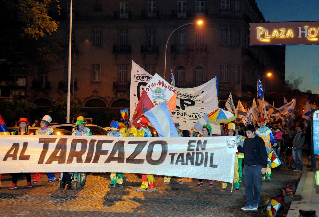 Contra el tarifazo y en reclamo de la declaración de emergencia, marcharon en Tandil