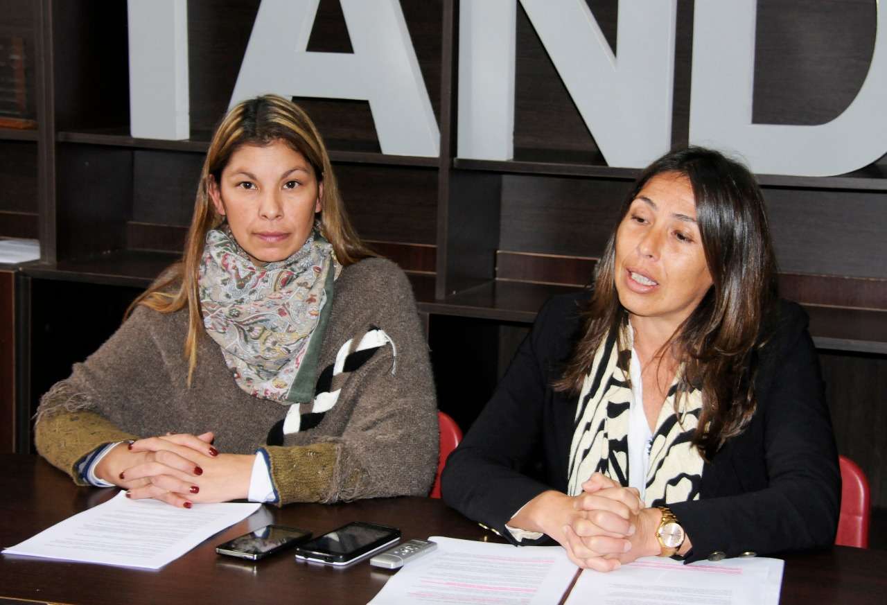Bancos Rojos en las plazas de Tandil para visibilizar los femicidios