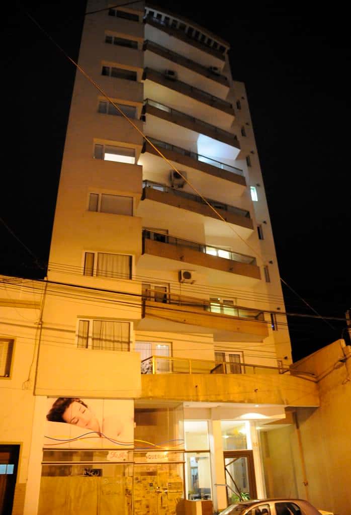 El frente del edificio situado en Belgrano al 800, donde el pasado domingo delincuentes irrumpieron en tres departamentos del quinto piso.