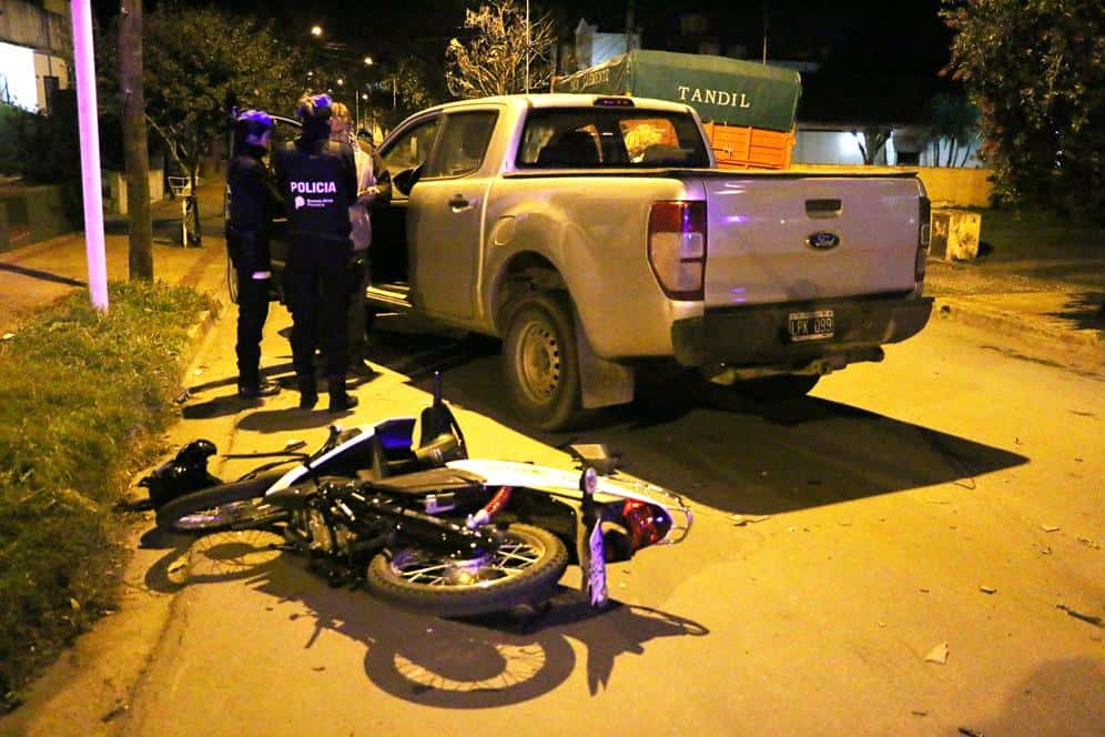Un accidente entre camioneta y moto  dejó a un joven con heridas leves