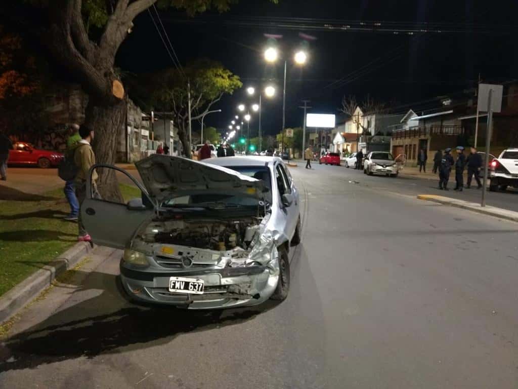 Violenta colisión en Avellaneda y Roca  dejó como saldo dos jóvenes con heridas