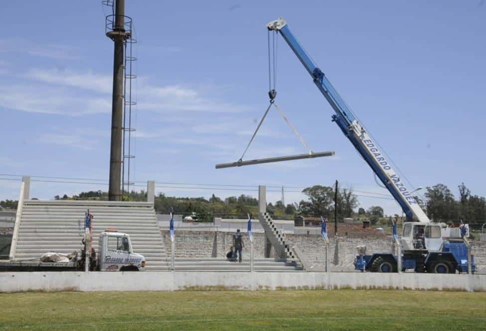 La colocación de la tribuna que resta armar en el  Estadio San Martín, una obra perdida en el tiempo