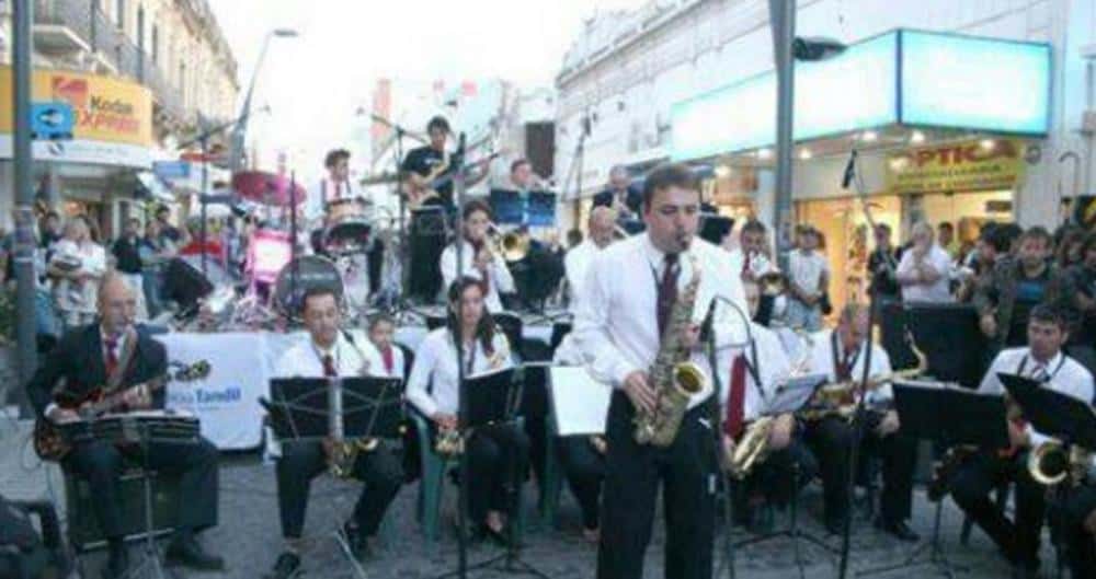 Con la actuación de la Banda Municipal,  comienza el ciclo “Conciertos en Blanco”
