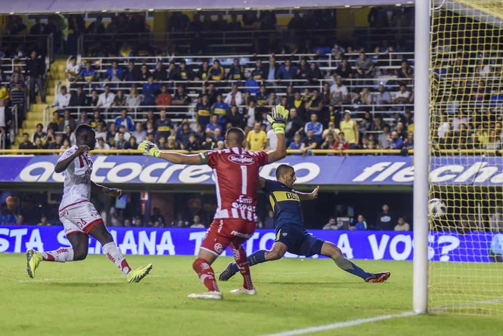 Los goles de “Wanchope” Abila dejaron  a Boca en las puertas de un nuevo título
