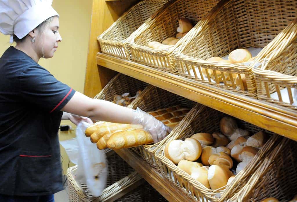 Buscan un subsidio para afrontar el costo “imparable” de la harina, que logre frenar el aumento del pan