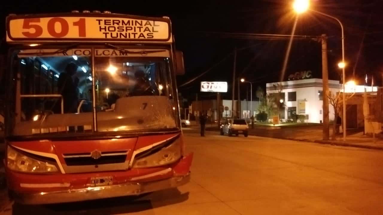Choque entre colectivo de la línea 501 y automóvil en Av. Buzón y Sarmiento
