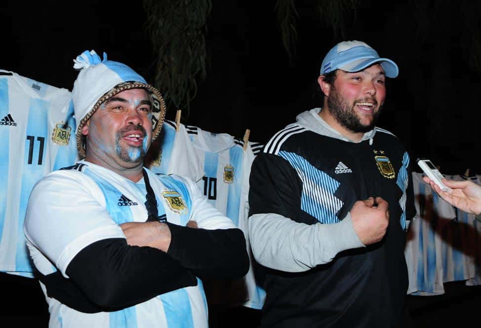 A horas del partido contra  Croacia, la venta de banderas y  camisetas argentinas está a pleno